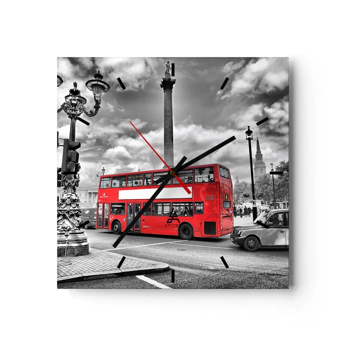Horloge murale - Pendule murale - Un bus rouge à impériale sur fond de ville en noir et blanc - 30x30cm - La vraie circulation sanguine de la ville - Décoration murale moderne pour le salon et la chambre ARTTOR