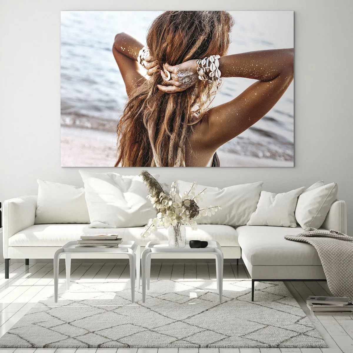 Impression sur verre - Image sur verre - Une femme aux cheveux longs sur la plage, entourée de coquillages et de sable. - 70x50cm - La soeur de l'eau et du soleil - Décoration murale moderne pour le salon et la chambre ARTTOR