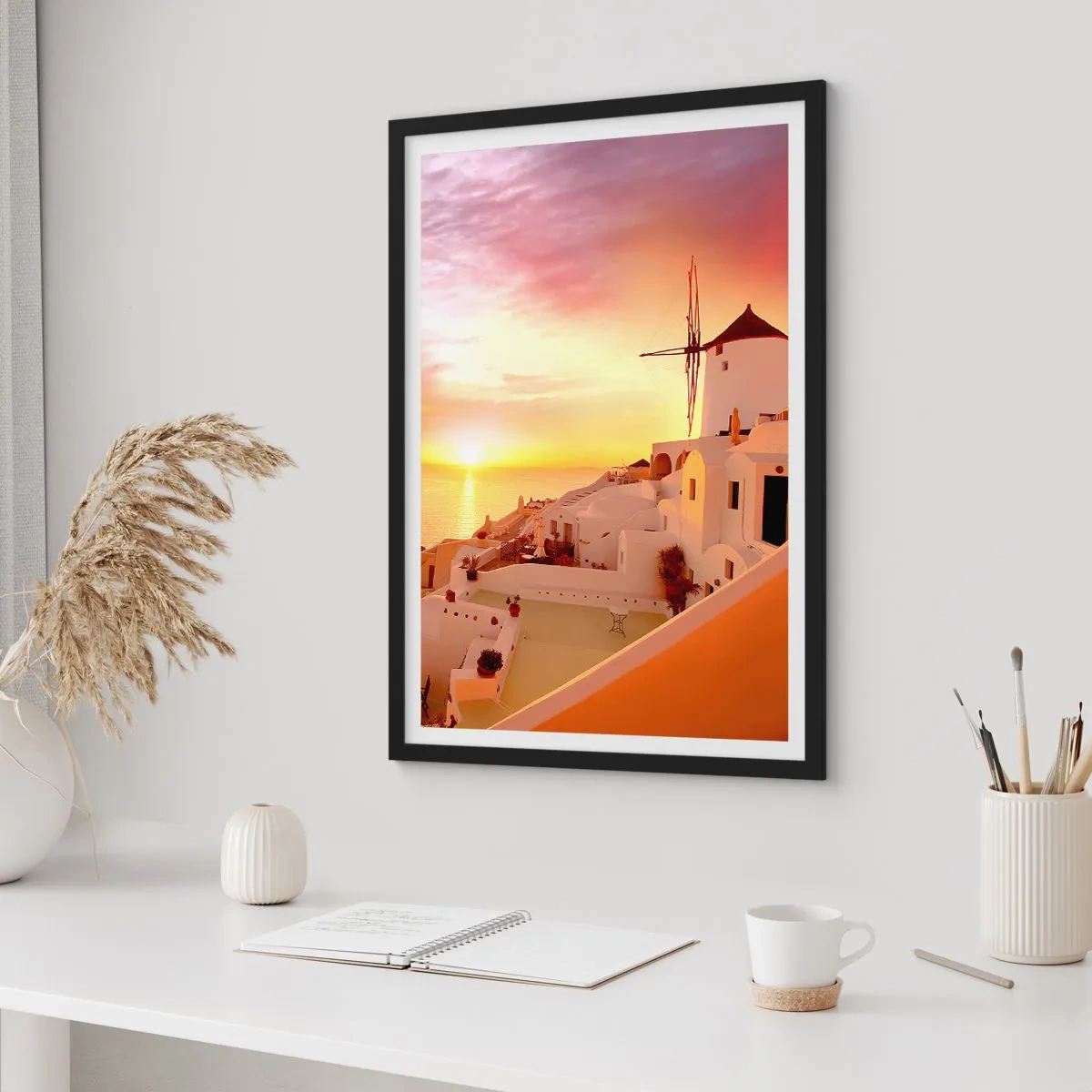 Affiche dans un cadre noir - Poster - Un coucher de soleil pittoresque dans une ville grecque - 50x70cm - Fondre en blanc et or - Décoration murale moderne pour le salon et la chambre ARTTOR