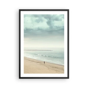 Affiche dans un cadre noir - Poster - Une silhouette solitaire marche le long du rivage sous un ciel couvert. - 50x70cm - à la recherche de la paix - Décoration murale moderne pour le salon et la chambre ARTTOR