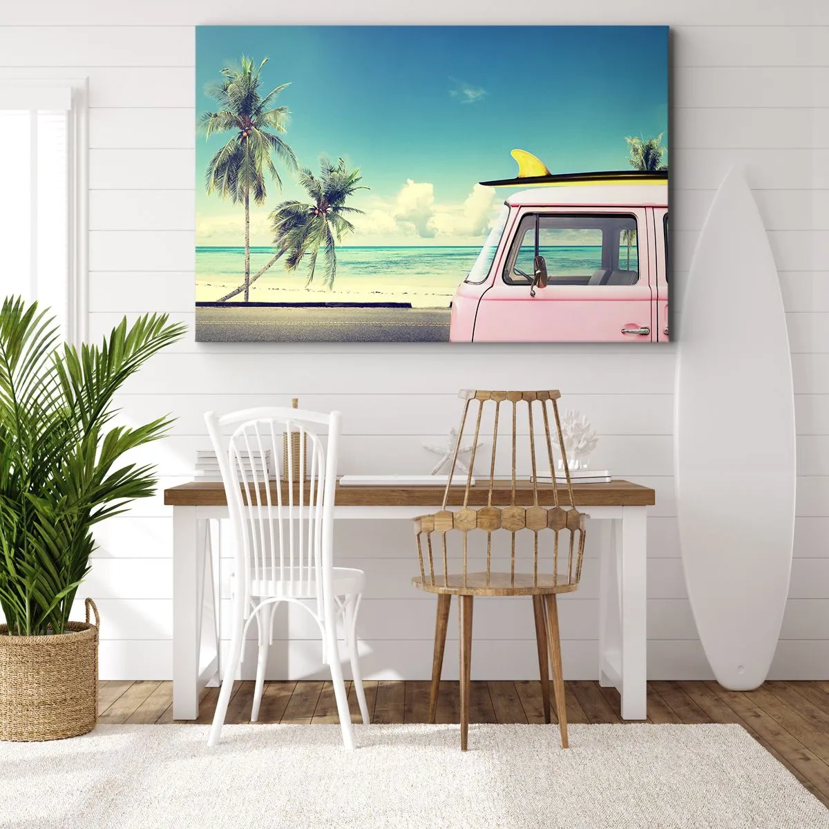 Impression sur toile - Image sur toile - Une camionnette rose avec une planche de surf sur une plage tropicale. - 100x70cm - Il est temps de commencer les vacances - Décoration murale moderne pour le salon et la chambre ARTTOR