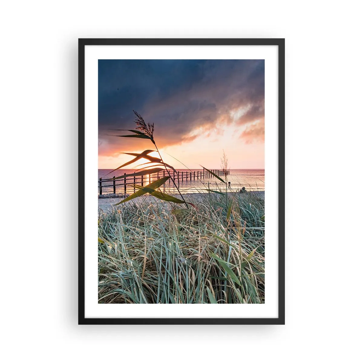 Affiche dans un cadre noir - Poster - Une jetée au bord de la mer entourée d'herbe au coucher du soleil - 50x70cm - Ça ne passe pas avec le vent - Décoration murale moderne pour le salon et la chambre ARTTOR