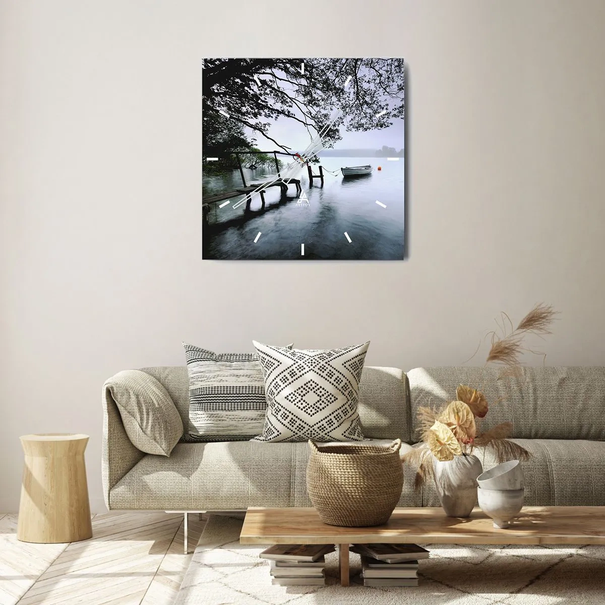 Horloge murale - Pendule murale - Une jetée sur l'eau avec un bateau en arrière-plan entouré d'un paysage brumeux - 30x30cm - Tu te reposes déjà - Décoration murale moderne pour le salon et la chambre ARTTOR