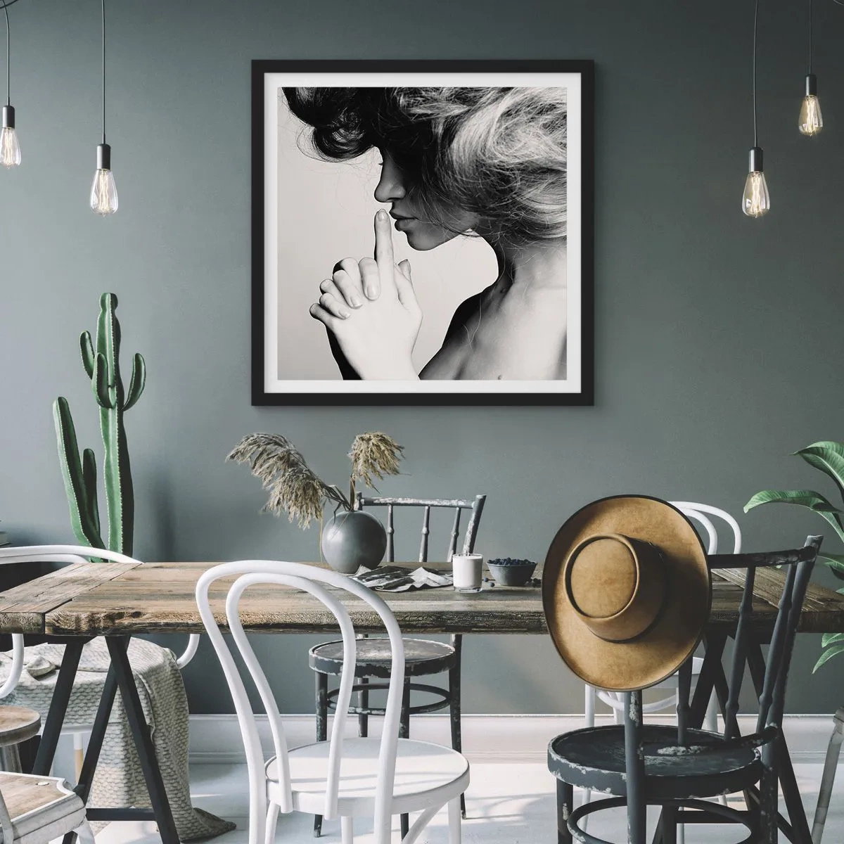 Affiche dans un cadre noir - Poster - A l'écoute d'elle-même - 50x50 cm