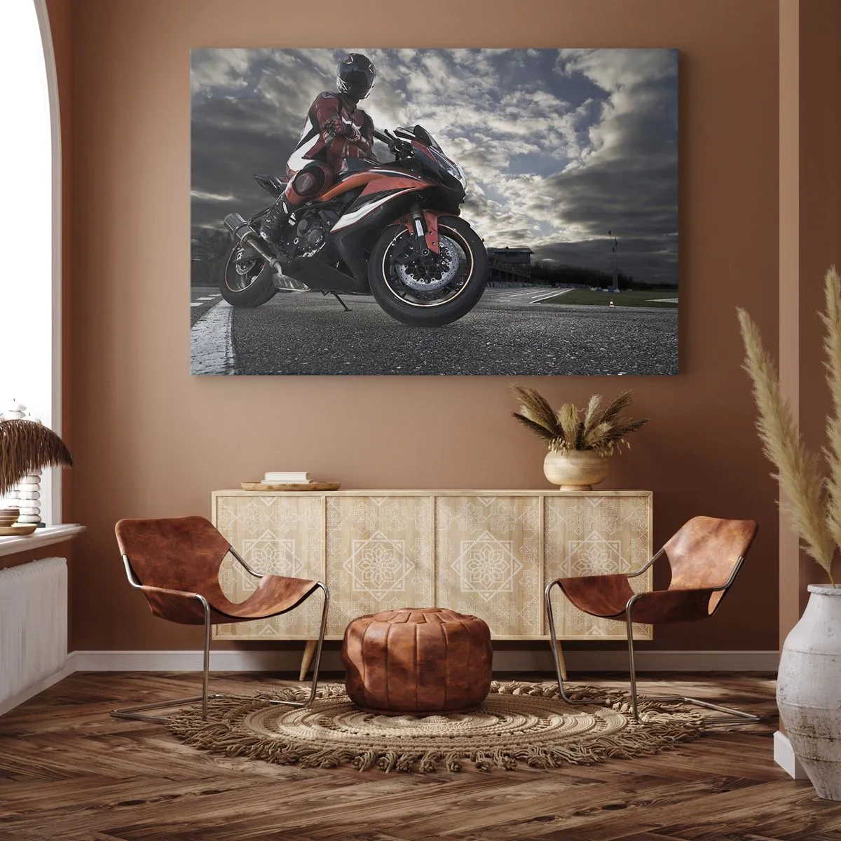 Impression sur toile - Image sur toile - Un motocycliste sur une moto de sport contre un ciel nuageux - 70x50cm - Cavalier noir - Décoration murale moderne pour le salon et la chambre ARTTOR
