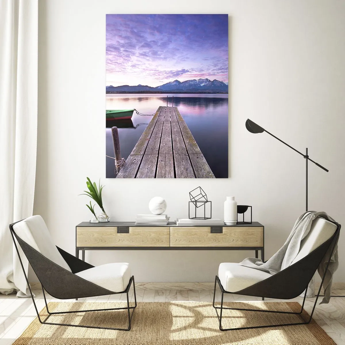 Impression sur verre - Image sur verre - Une jetée en bois avec un bateau sur un lac entouré de montagnes au coucher du soleil - 80x120cm - Silence amical - Décoration murale moderne pour le salon et la chambre ARTTOR