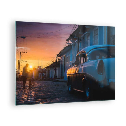 Impression sur verre - Image sur verre - Rue pleine d'ambiance avec une voiture classique au coucher du soleil - 70x50cm - Ici, le temps ralentit - Décoration murale moderne pour le salon et la chambre ARTTOR
