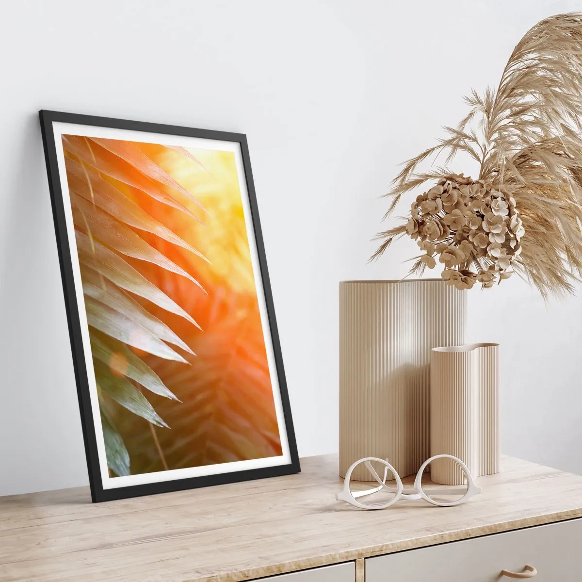 Affiche dans un cadre noir - Poster - Feuilles de palmier à la lumière du soleil couchant - 50x70cm - Matinée dans la jungle - Décoration murale moderne pour le salon et la chambre ARTTOR