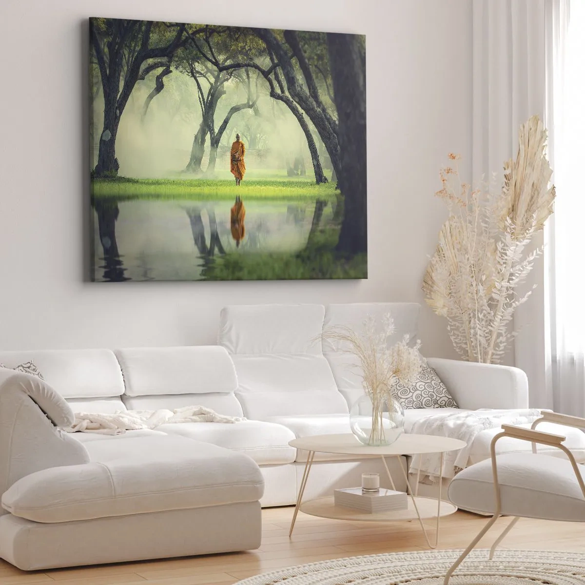 Impression sur toile - Image sur toile - Un moine en robe orange dans une forêt avec un fond brumeux et un reflet dans l'eau. - 100x70cm - En route vers l'illumination - Décoration murale moderne pour le salon et la chambre ARTTOR