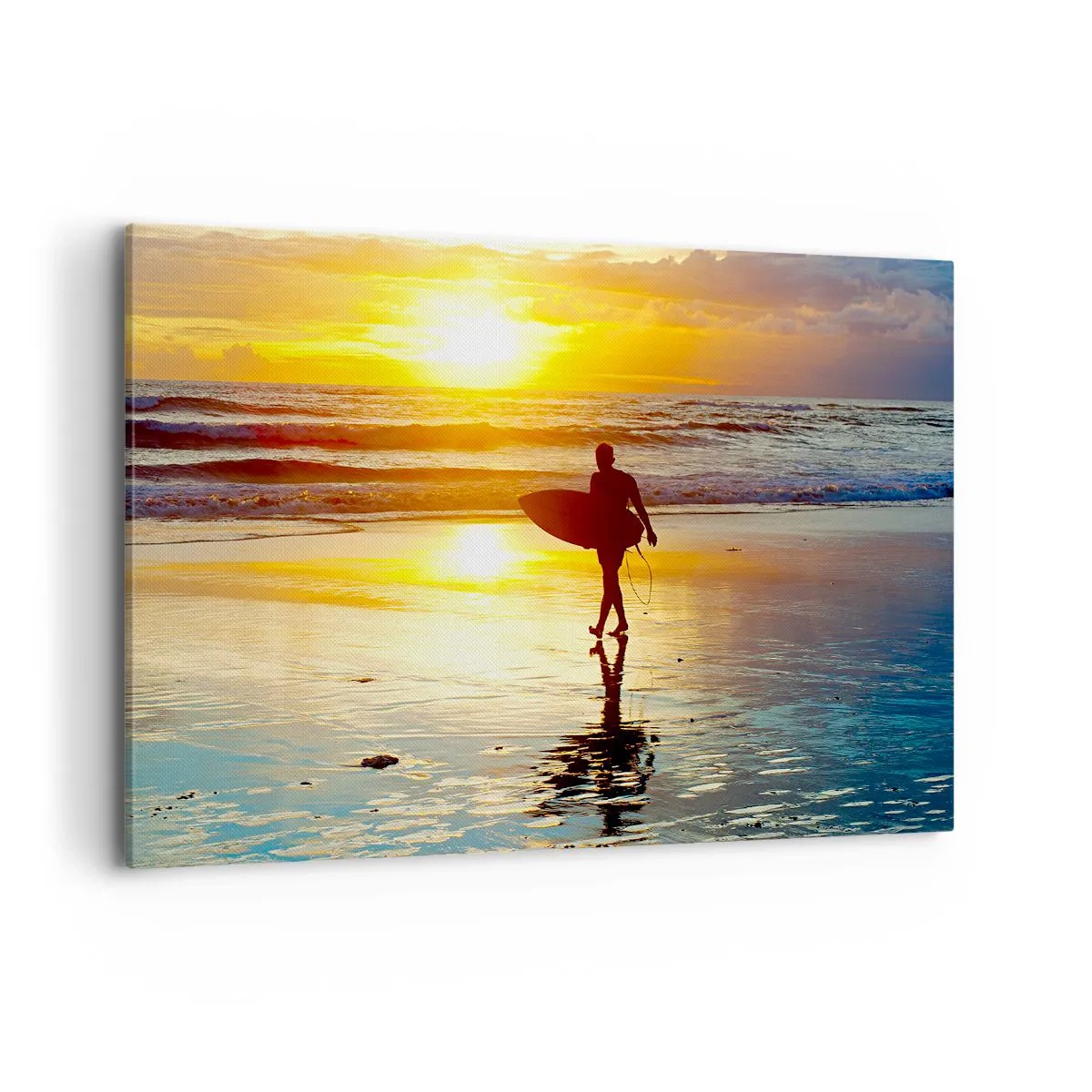 Impression sur toile - Image sur toile - Un surfeur marchant sur la plage au coucher du soleil avec une planche à la main. - 100x70cm - Le retour du guerrier - Décoration murale moderne pour le salon et la chambre ARTTOR