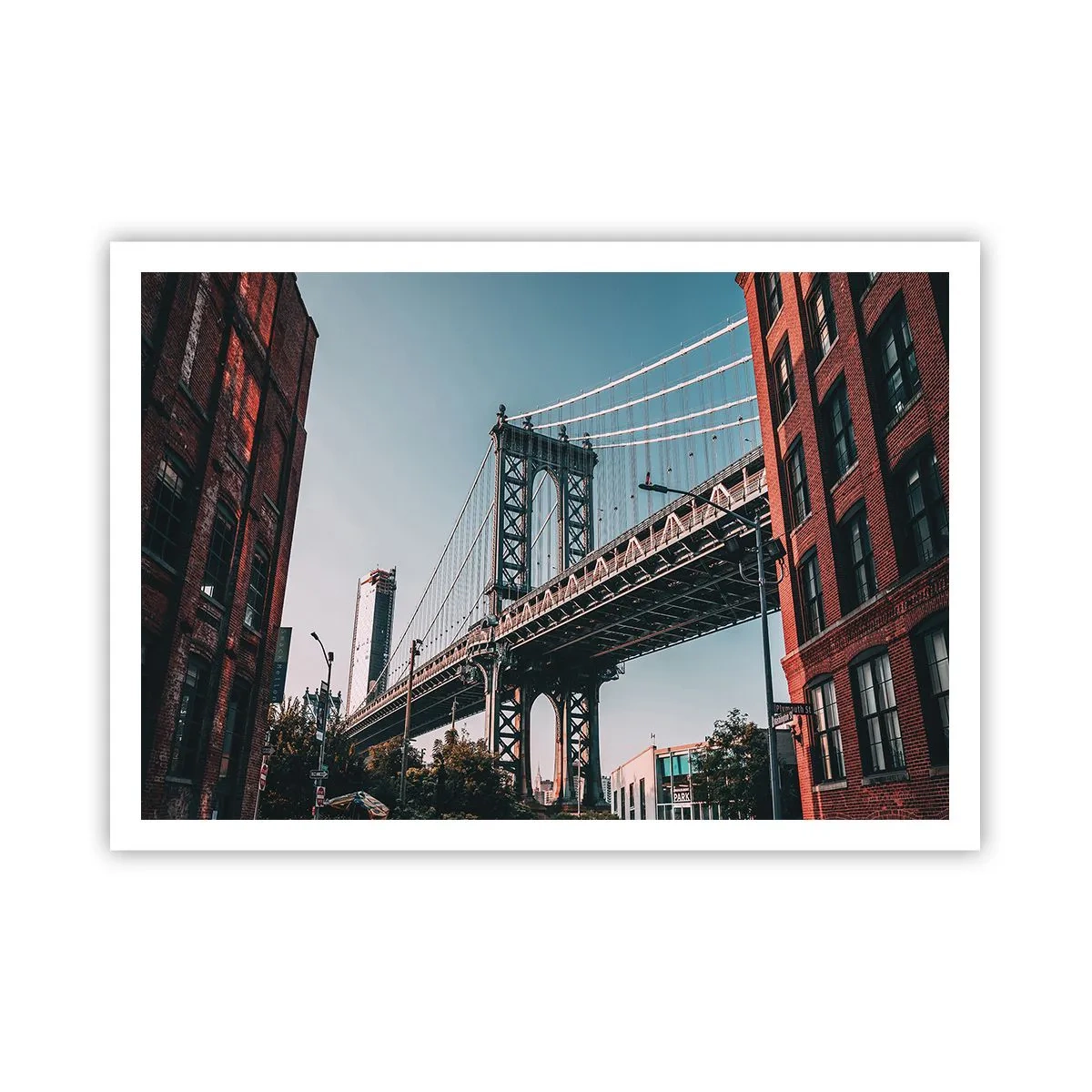 Affiche - Poster - Un pont entre les bâtiments dans un paysage urbain - 100x70cm - Sur les vagues de la ville - Décoration murale moderne pour le salon et la chambre ARTTOR