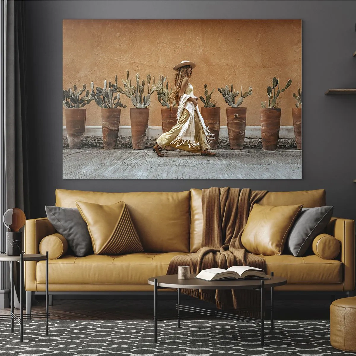 Impression sur verre - Image sur verre - Une femme de style bohème marchant devant des pots de cactus. - 120x80cm - Style hippie - Décoration murale moderne pour le salon et la chambre ARTTOR