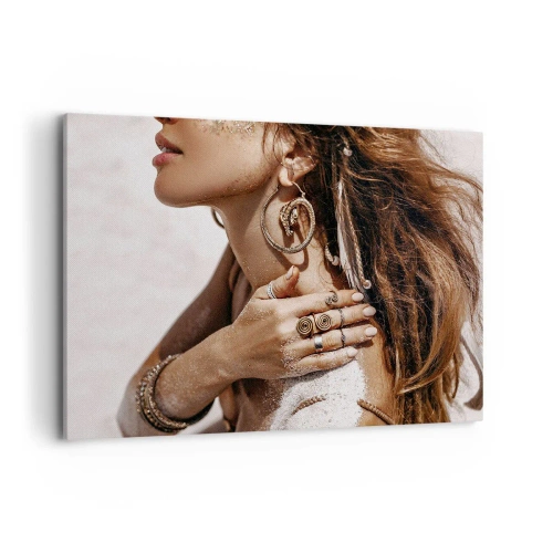 Impression sur toile - Image sur toile - Femme élégante avec des bijoux sur un fond de sable clair - 100x70cm - Reine des plages sauvages - Décoration murale moderne pour le salon et la chambre ARTTOR