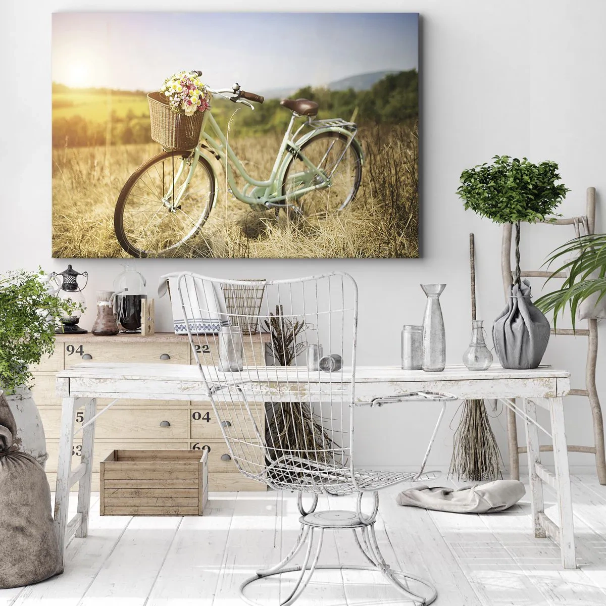 Impression sur toile - Image sur toile - Un vélo rétro avec un panier rempli de fleurs sur fond de prairie. - 70x50cm - Je vais rester un petit moment - Décoration murale moderne pour le salon et la chambre ARTTOR