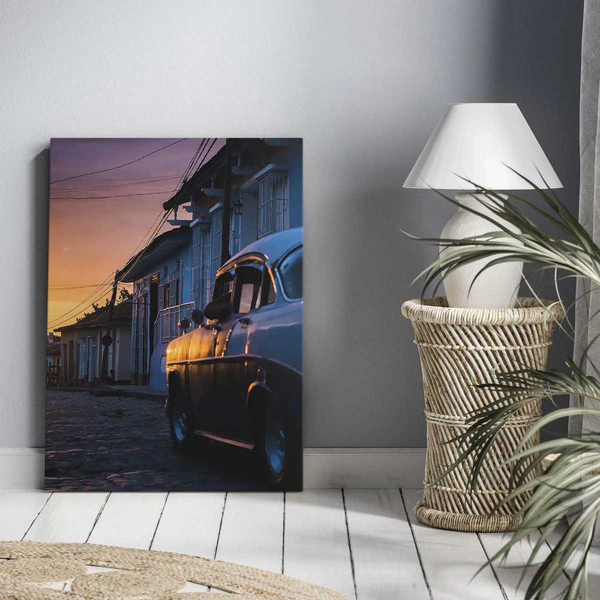 Impression sur toile - Image sur toile - Voiture et vélo rétro dans la rue à la lumière du soleil couchant - 50x70cm - Ici, le temps ralentit - Décoration murale moderne pour le salon et la chambre ARTTOR
