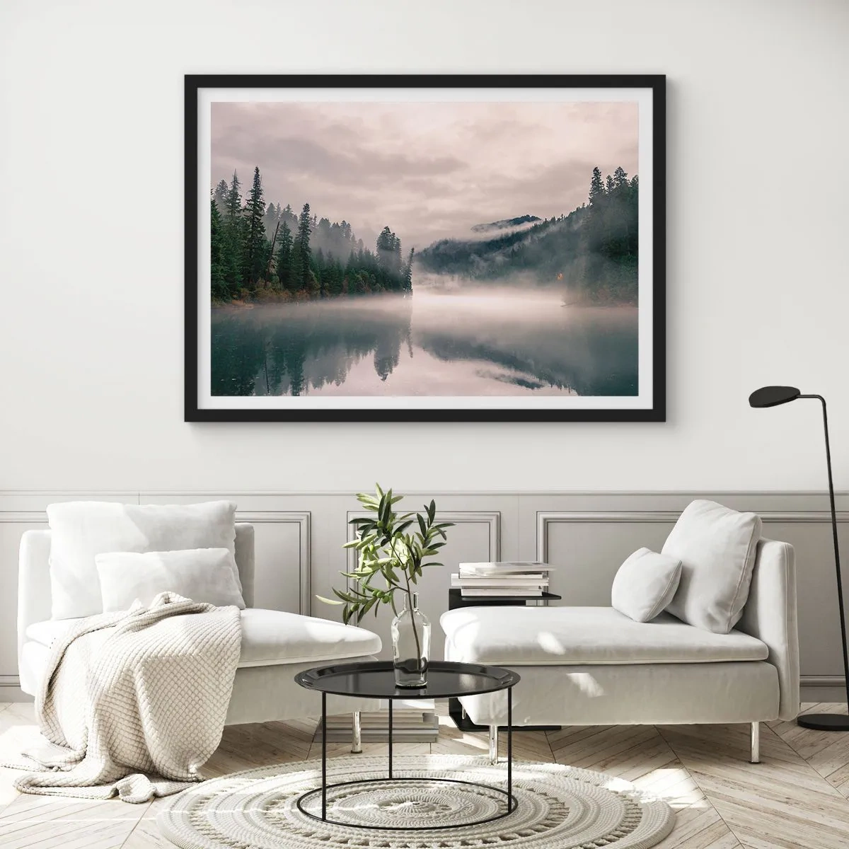 Affiche dans un cadre noir - Poster - Une forêt brumeuse se reflétant dans un lac calme - 100x70cm - Reflet dans le brouillard - Décoration murale moderne pour le salon et la chambre ARTTOR