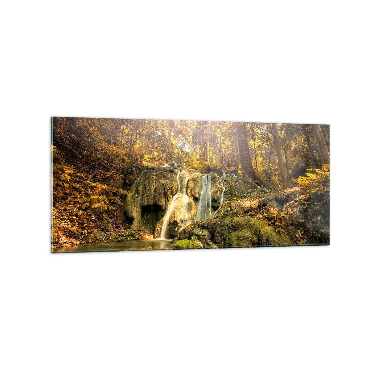 Impression sur verre - Image sur verre - Une cascade forestière sous les rayons du soleil, entourée de verdure - 120x50cm - Cascade de forêt en vert - Décoration murale moderne pour le salon et la chambre ARTTOR