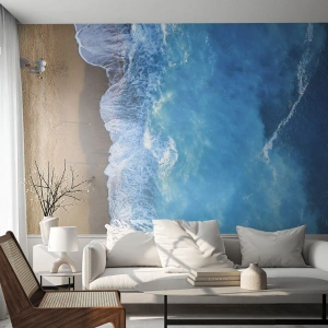 Papier Peint Photo Premium Sand - Vue aérienne des vagues de l'océan s'écrasant sur une plage de sable - 100x70cm - La force du bleu - Décoration murale moderne pour le salon et la chambre ARTTOR