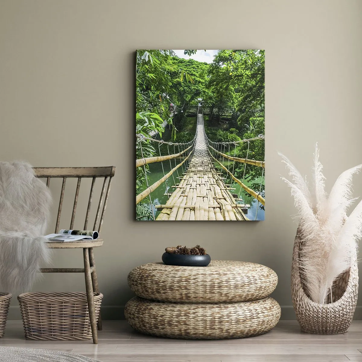 Impression sur toile - Image sur toile - Un pont suspendu en bambou entouré de verdure - 50x70cm - Pont de singe en pleine nature - Décoration murale moderne pour le salon et la chambre ARTTOR