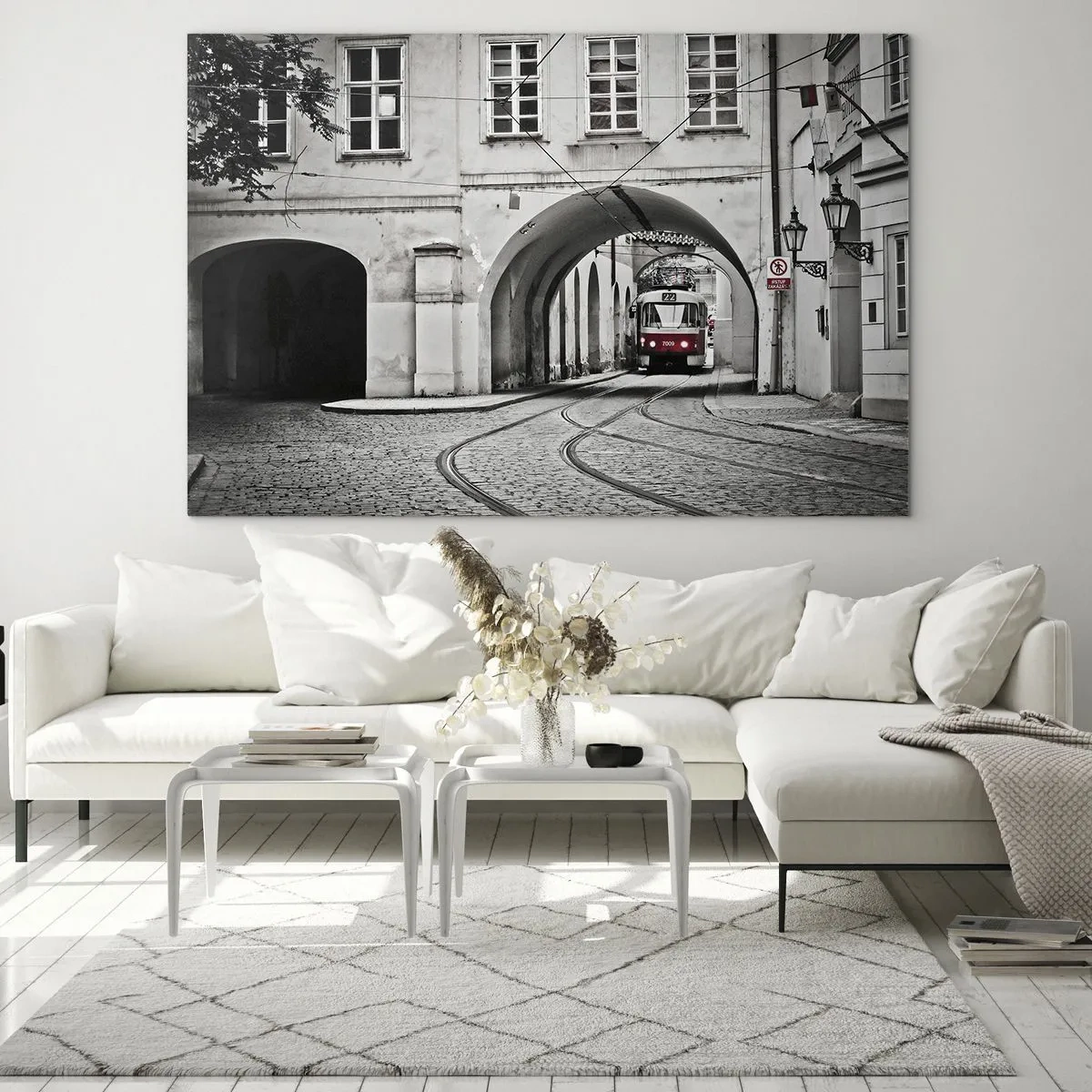 Impression sur verre - Image sur verre - Tramway noir et blanc dans une vieille rue - 120x80cm - Dans le labyrinthe de la ville - Décoration murale moderne pour le salon et la chambre ARTTOR