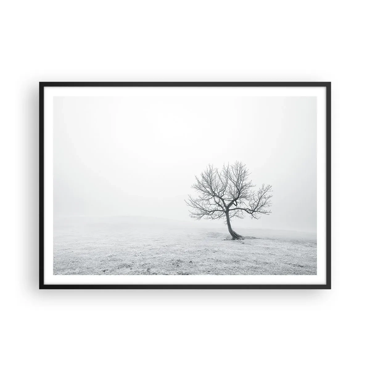 Affiche dans un cadre noir - Poster - Un arbre solitaire dans le brouillard hivernal dans un champ vide - 100x70cm - Contre le néant - Décoration murale moderne pour le salon et la chambre ARTTOR