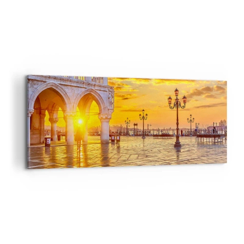 Impression sur toile - Image sur toile - Coucher de soleil doré sur la place de la ville avec des arcades et des lampes - 120x50cm - Où est tout le monde? - Décoration murale moderne pour le salon et la chambre ARTTOR