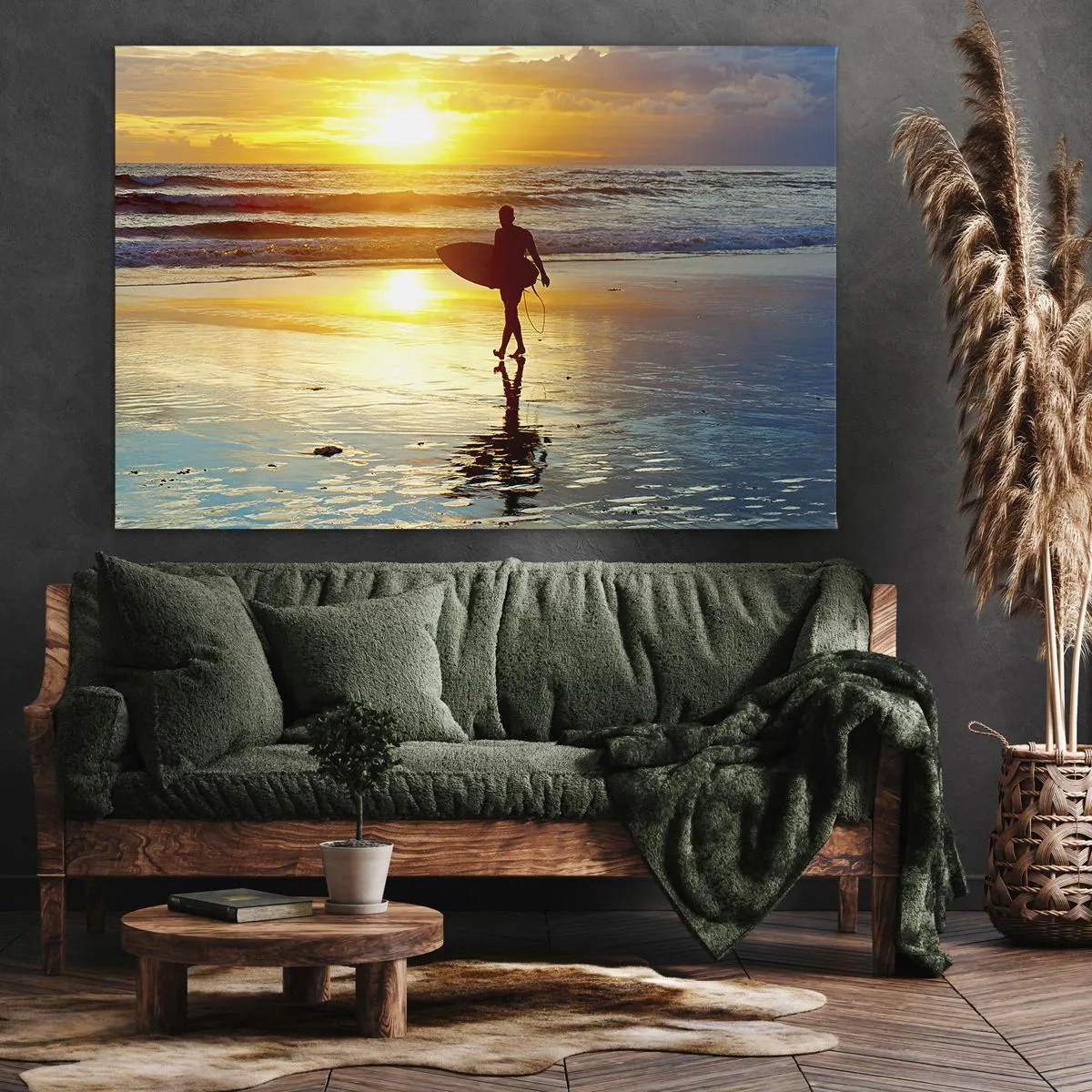 Impression sur toile - Image sur toile - Un surfeur marchant sur la plage au coucher du soleil avec une planche à la main. - 70x50cm - Le retour du guerrier - Décoration murale moderne pour le salon et la chambre ARTTOR