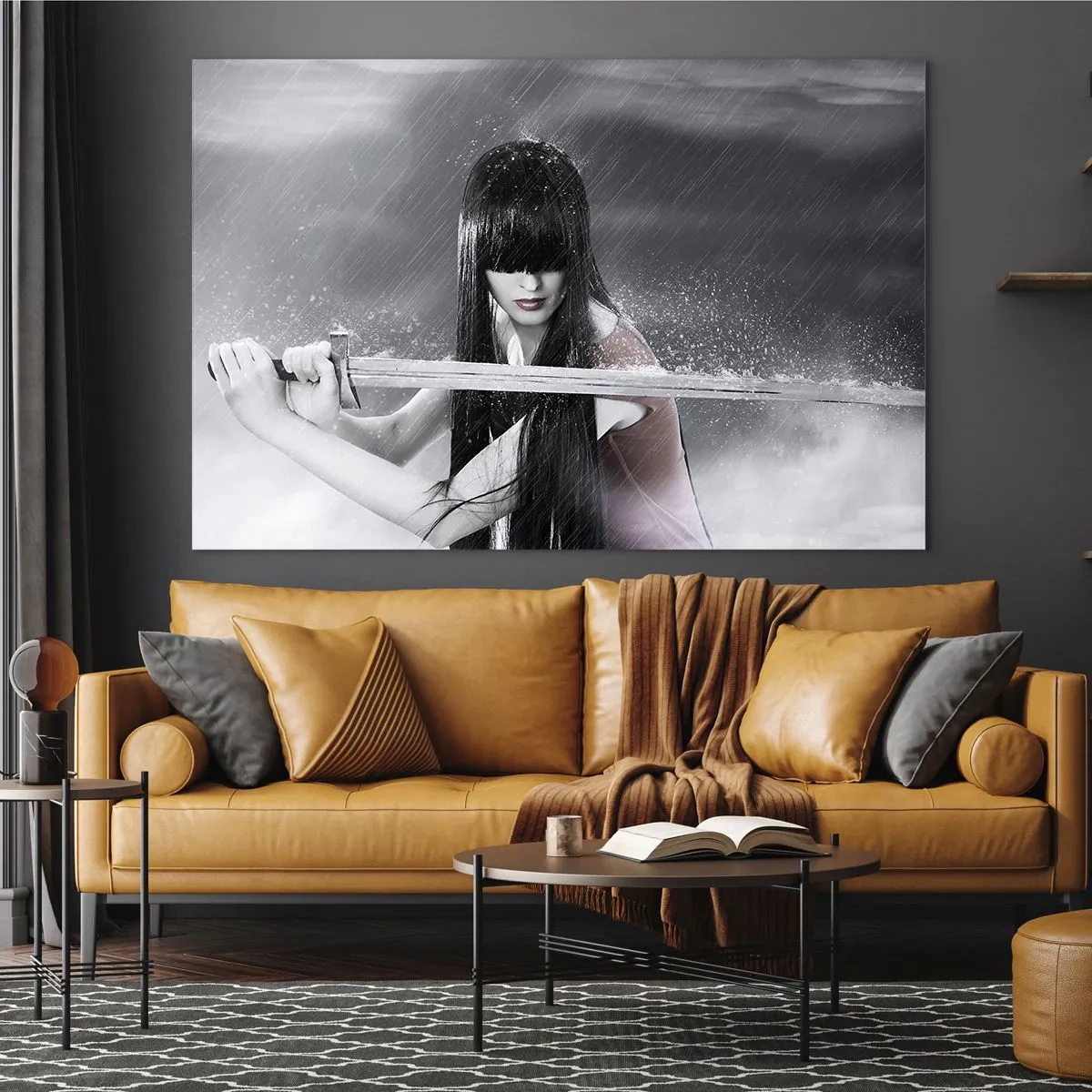 Impression sur verre - Image sur verre - Une femme avec une épée sous la pluie sur un fond monochrome. - 70x50cm - Belle et dangereuse - Décoration murale moderne pour le salon et la chambre ARTTOR