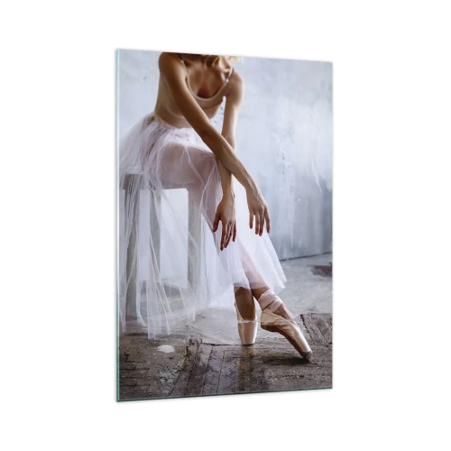 Impression sur verre - Image sur verre - Une ballerine dans une pose délicate sur un fond industriel - 70x100cm - Avant que les lumières de la rampe ne clignotent - Décoration murale moderne pour le salon et la chambre ARTTOR