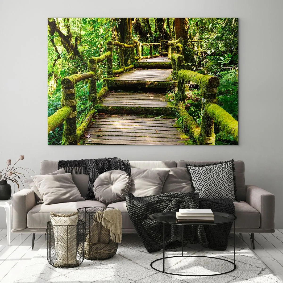 Impression sur verre - Image sur verre - Un chemin en bois dans une forêt verte couverte de mousse - 120x80cm - Un couloir de verdure - Décoration murale moderne pour le salon et la chambre ARTTOR