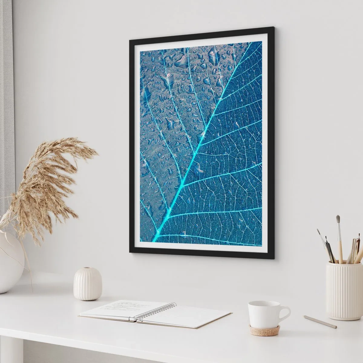 Affiche dans un cadre noir - Poster - Gros plan d'une feuille dans des tons de bleu - 50x70cm - La vie en bleu - Décoration murale moderne pour le salon et la chambre ARTTOR