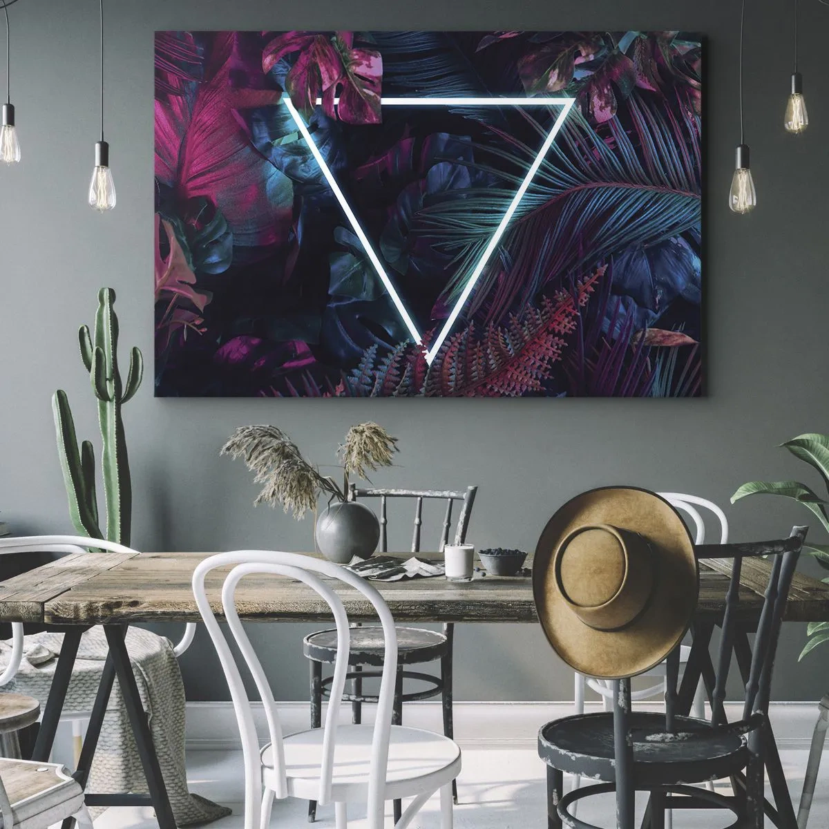 Impression sur toile - Image sur toile - Un triangle néon entouré de feuilles tropicales aux couleurs sombres. - 70x50cm - Jardin de style disco - Décoration murale moderne pour le salon et la chambre ARTTOR