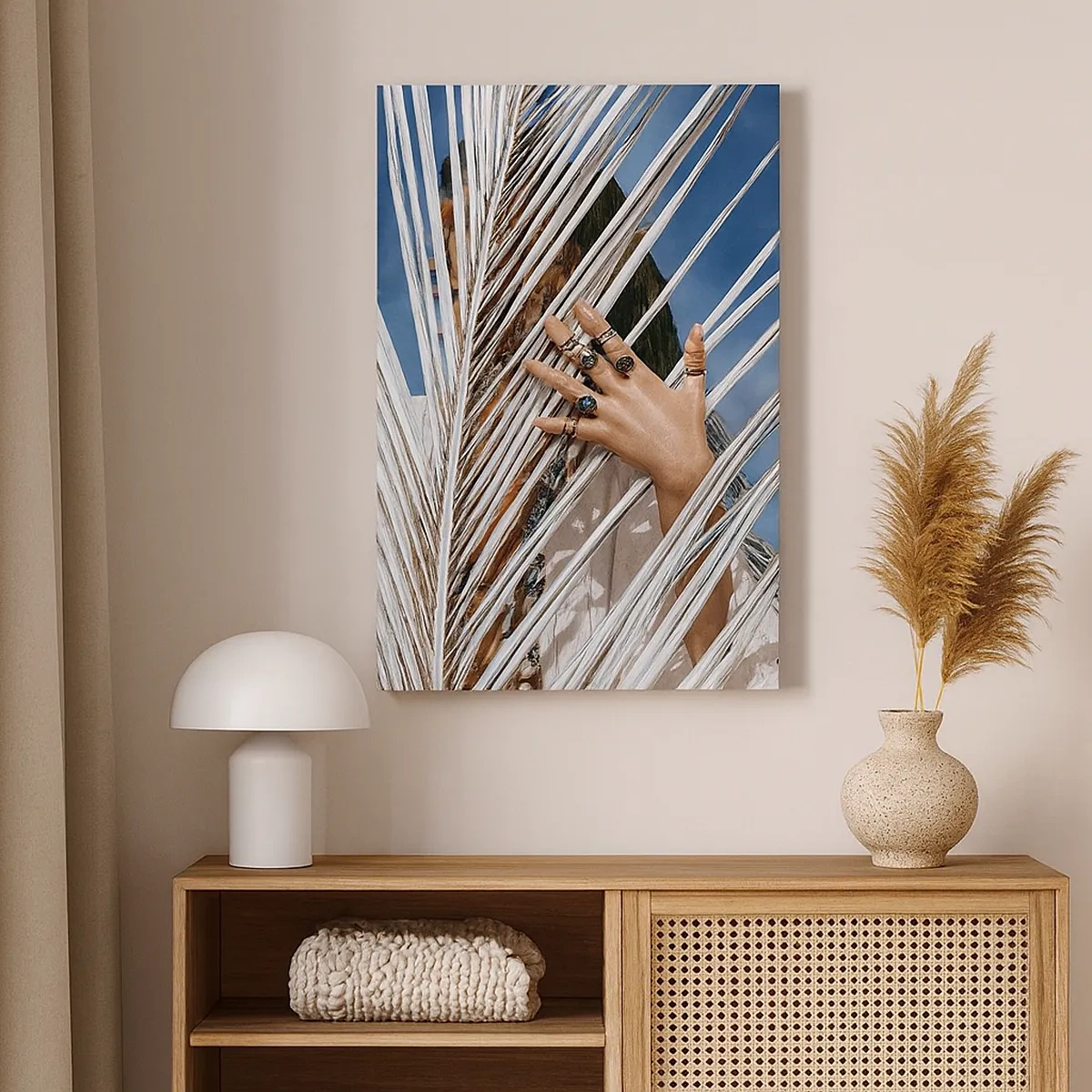 Impression sur toile - Image sur toile - Une femme cachée derrière des feuilles de palmier avec des bagues aux mains. - 50x70cm - Fille de chaman ? - Décoration murale moderne pour le salon et la chambre ARTTOR