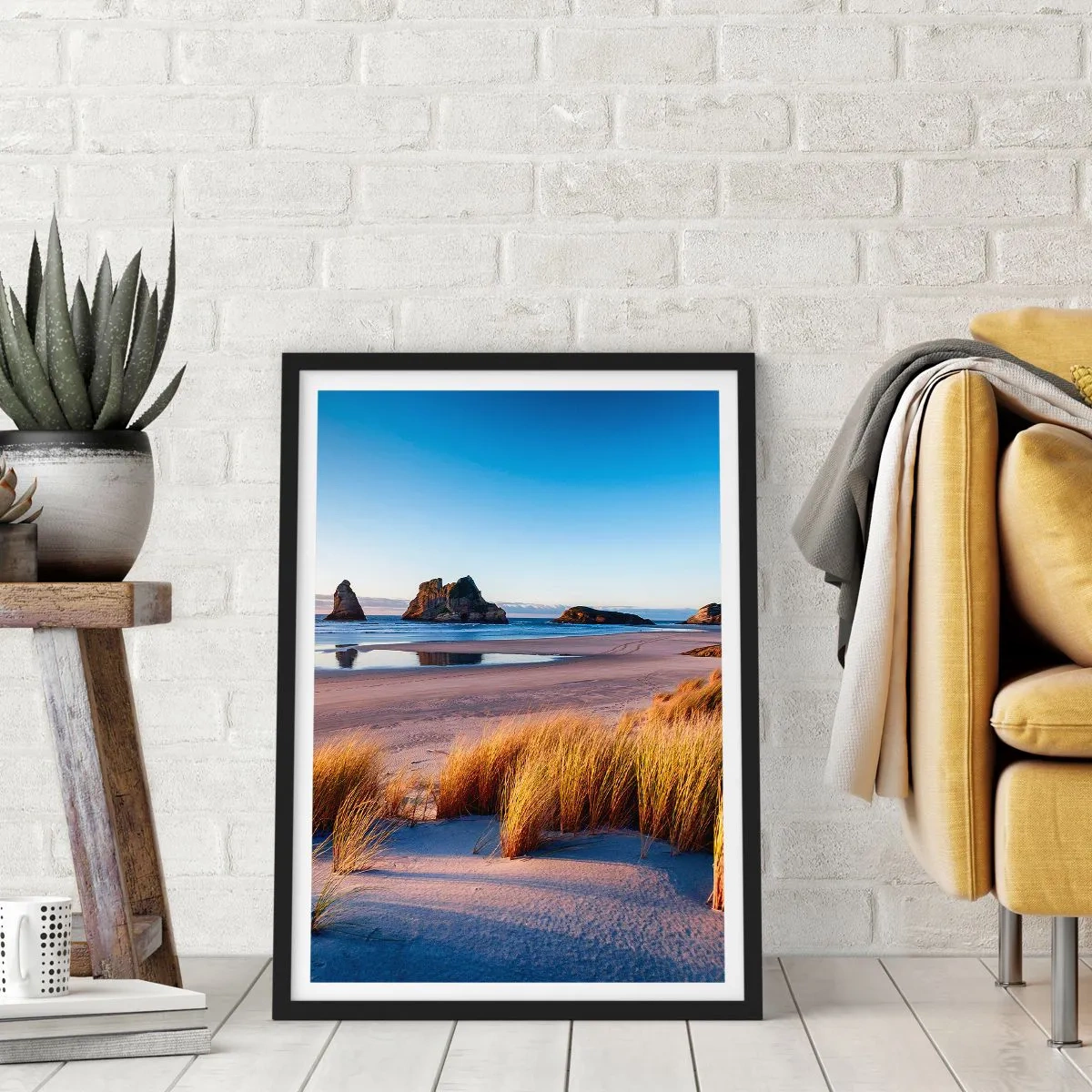 Affiche dans un cadre noir - Poster - Une plage pittoresque avec des herbes et des rochers sur fond d'océan calme - 50x70cm - Pour les chercheurs de paix - Décoration murale moderne pour le salon et la chambre ARTTOR