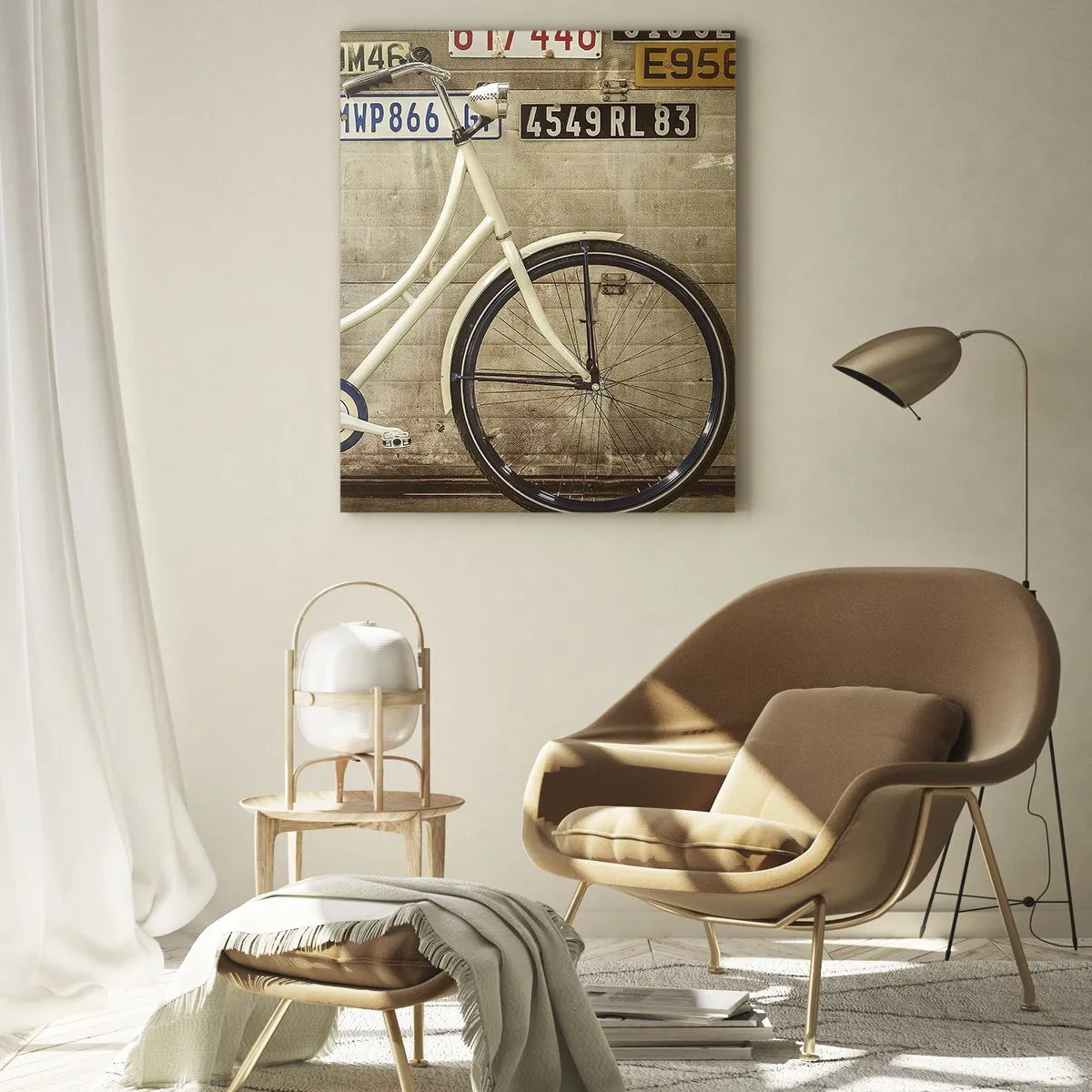 Impression sur verre - Image sur verre - Un vieux vélo contre un mur avec des plaques d'immatriculation - 50x70cm - Pas de complexes - Décoration murale moderne pour le salon et la chambre ARTTOR