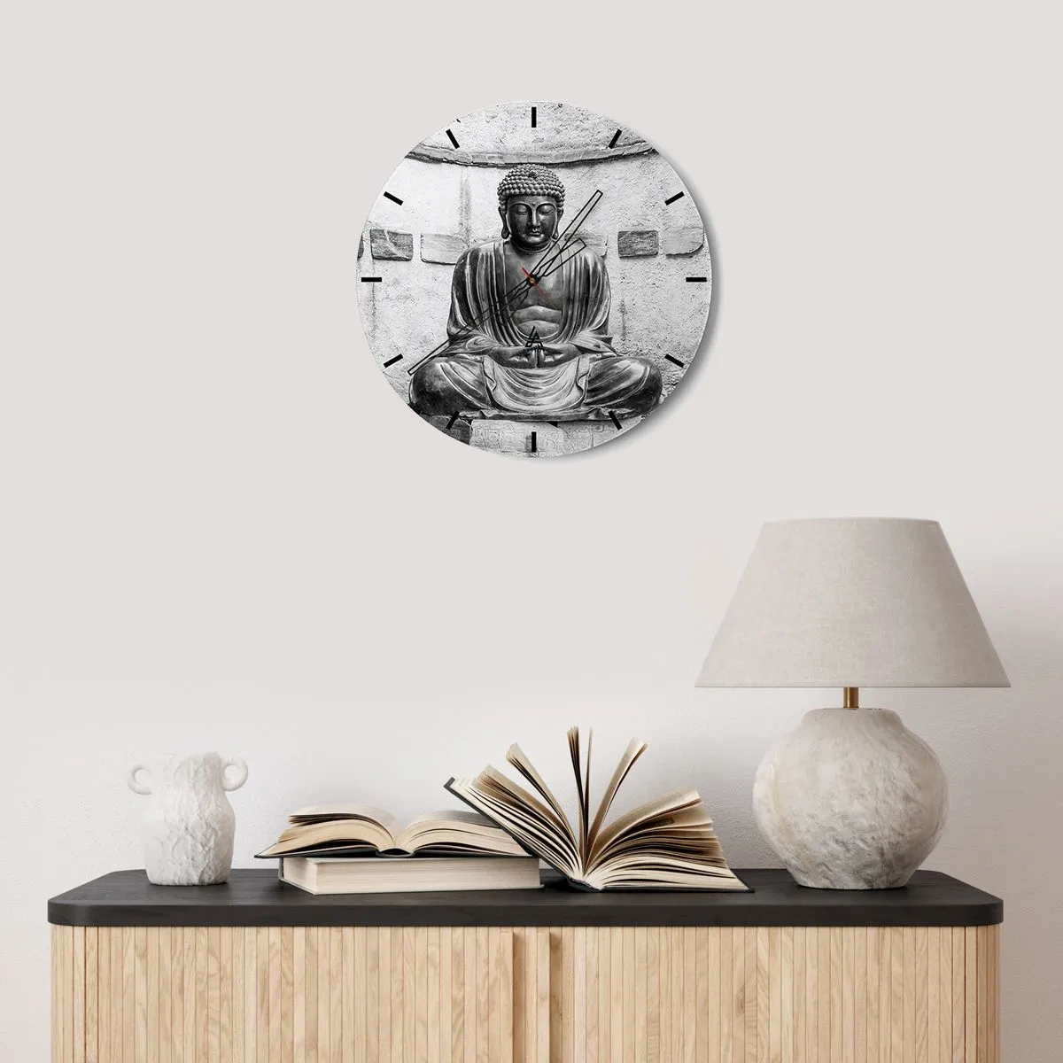 Horloge murale - Pendule murale - Une statue de Bouddha dans un style monochrome sur un fond de mur - 30x30cm - A la source de la paix - Décoration murale moderne pour le salon, la cuisine et la chambre ARTTOR