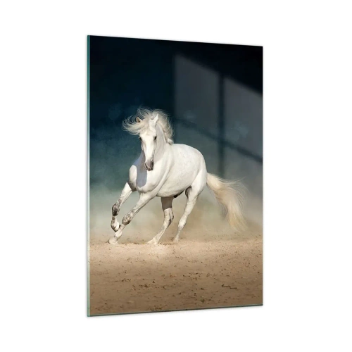 Impression sur verre - Image sur verre - Un cheval blanc galopant sur le sable contre un ciel sombre. - 50x70cm - La liberté à l'état pur - Décoration murale moderne pour le salon et la chambre ARTTOR