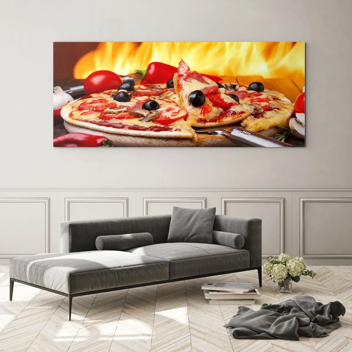 Impression sur verre - Image sur verre - Pizza aux olives, tomates et poivrons sur fond de flammes - 140x50cm - From Italy with love - Décoration murale moderne pour le salon et la chambre ARTTOR
