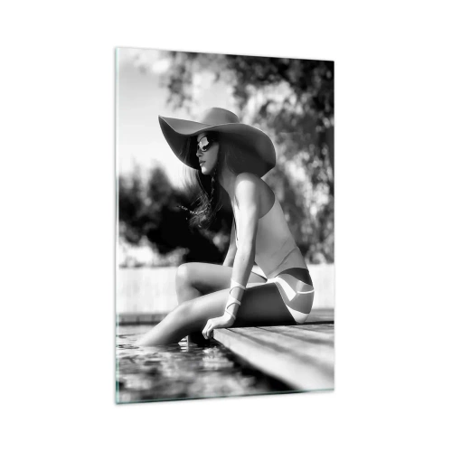 Impression sur verre - Image sur verre - Femme au chapeau au bord de la piscine en noir et blanc - 80x120cm - Rêve d'été - Décoration murale moderne pour le salon et la chambre ARTTOR