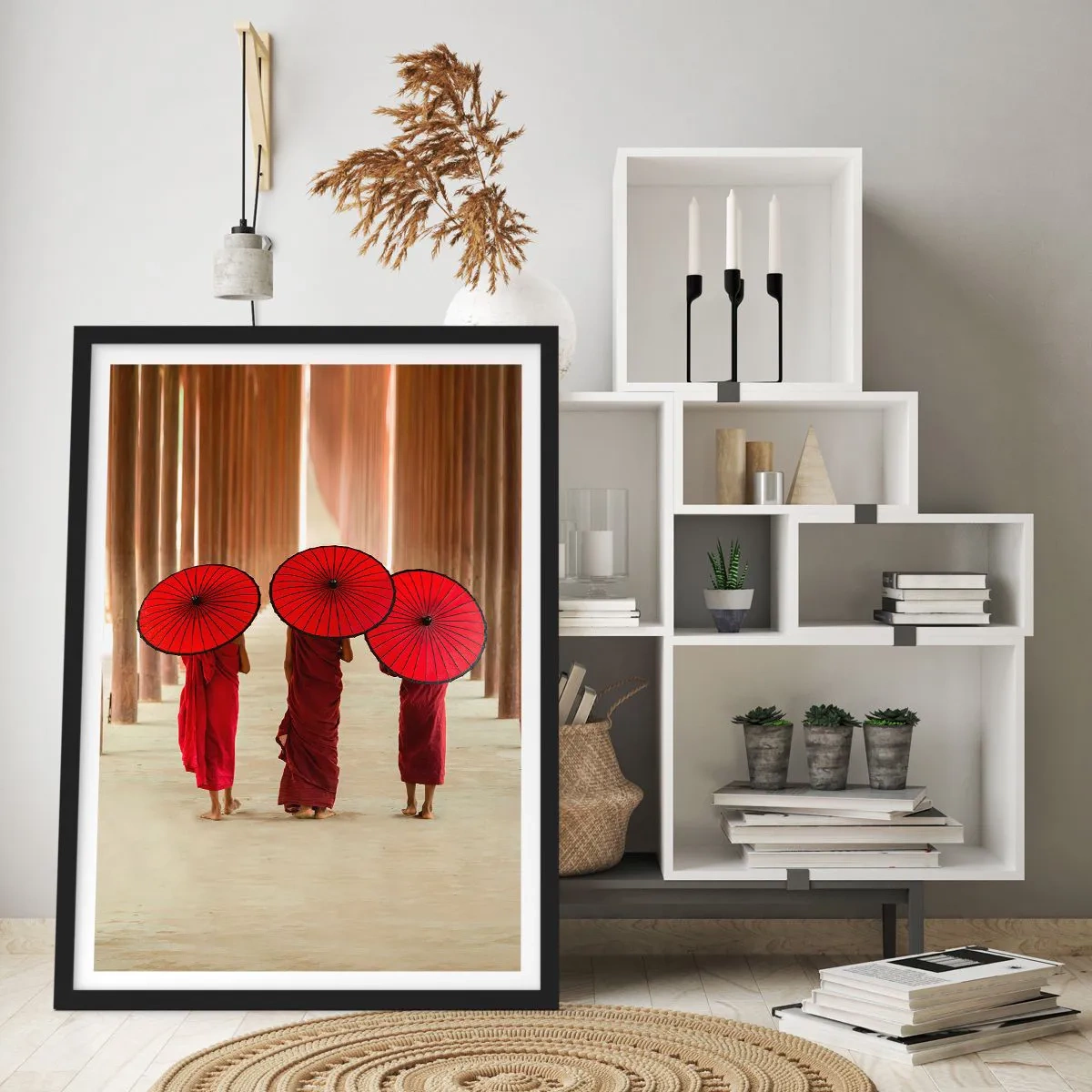 Affiche dans un cadre noir - Poster - Moines avec des parapluies rouges dans les couloirs du temple - 50x70cm - Sur la route du pays pure - Décoration murale moderne pour le salon et la chambre ARTTOR