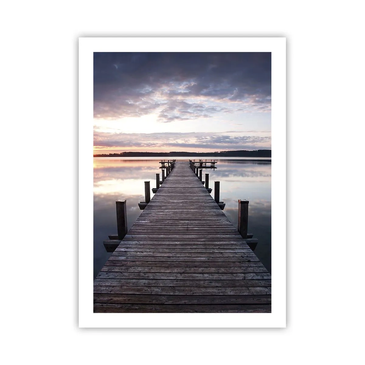 Affiche - Poster - Une jetée en bois sur un lac calme au coucher du soleil - 50x70cm - Une frontière tranquille entre le jour et la nuit - Décoration murale moderne pour le salon et la chambre ARTTOR