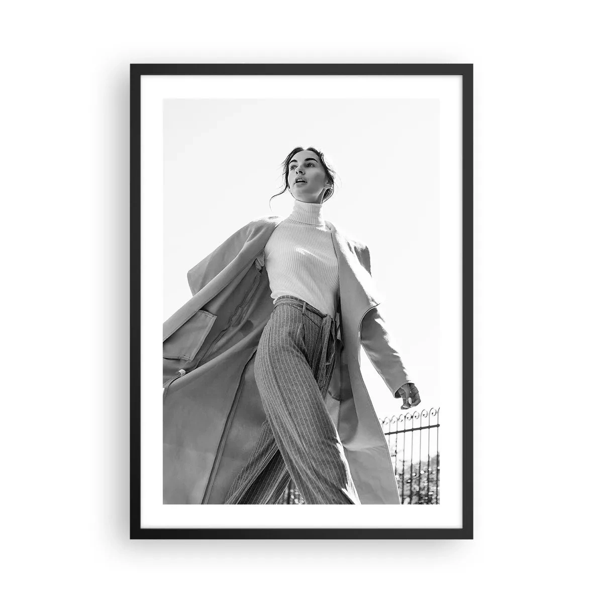 Affiche dans un cadre noir - Poster - Une femme élégante dans un long manteau marche avec assurance - 50x70cm - Tu viens avec moi? - Décoration murale moderne pour le salon et la chambre ARTTOR