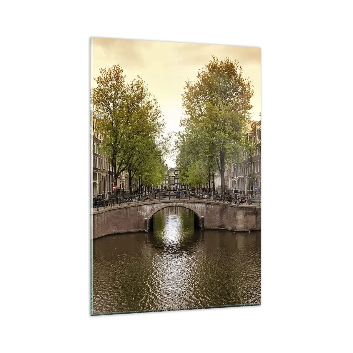 Impression sur verre - Image sur verre - Un canal à Amsterdam entouré d'immeubles historiques - 80x120cm - En bateau ou à vélo ? - Décoration murale moderne pour le salon et la chambre ARTTOR