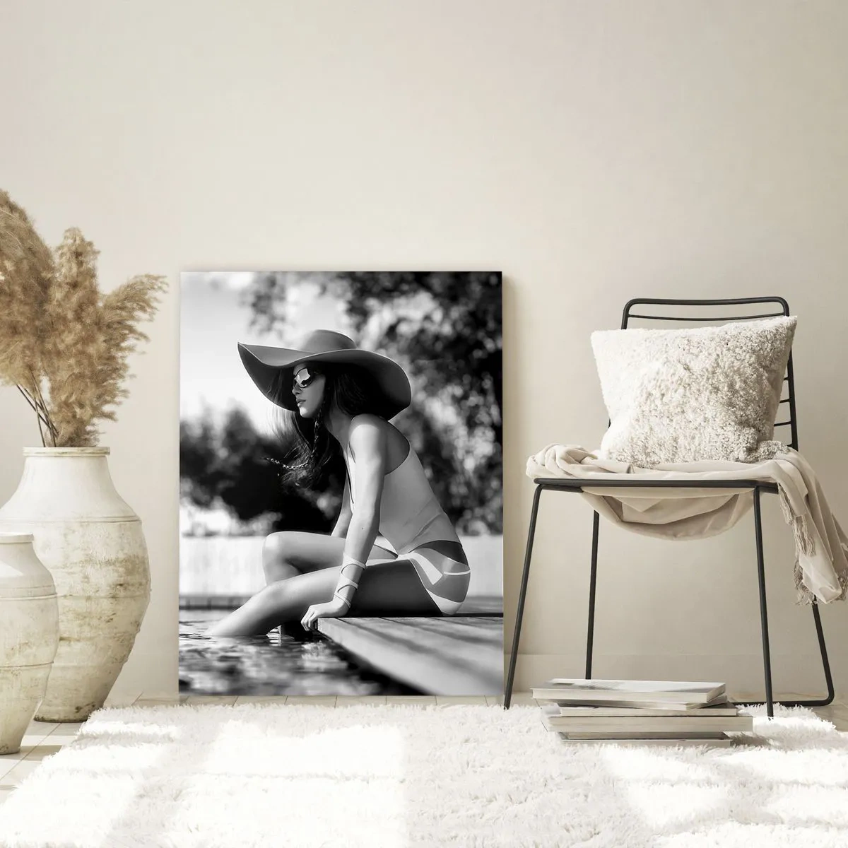 Impression sur verre - Image sur verre - Femme portant un chapeau assise au bord de la piscine en noir et blanc - 50x70cm - Rêve d'été - Décoration murale moderne pour le salon et la chambre ARTTOR