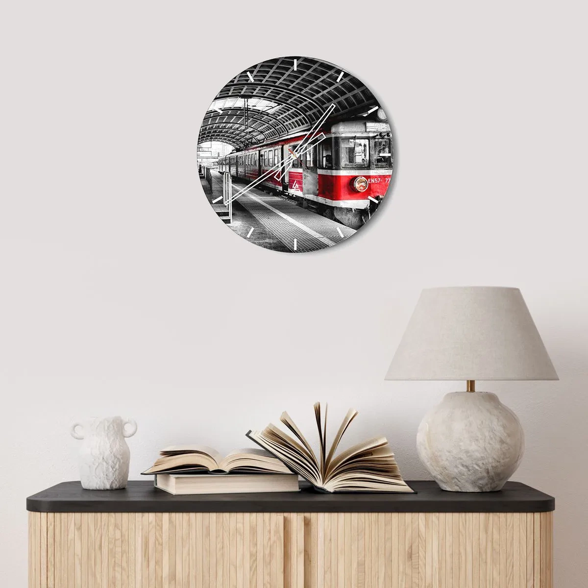 Horloge murale - Pendule murale - Train rouge à la gare dans un style industriel - 30x30cm - C'est peut-être le voyage de votre vie ? - Décoration murale moderne pour le salon, la cuisine et la chambre ARTTOR
