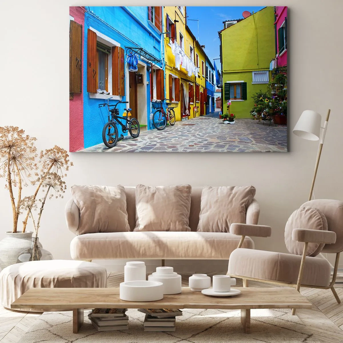 Impression sur toile - Image sur toile - Une rue colorée avec des vélos parmi des bâtiments pastel - 100x70cm - Pastel, douce ruelle - Décoration murale moderne pour le salon et la chambre ARTTOR