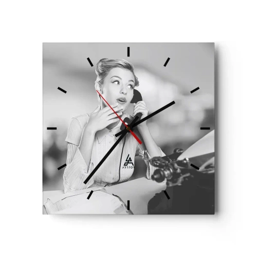 Horloge murale - Pendule murale - Une femme parlant au téléphone devant une machine à écrire - 30x30cm - Hello! Ici les années 50 - Décoration murale moderne pour le salon et la chambre ARTTOR