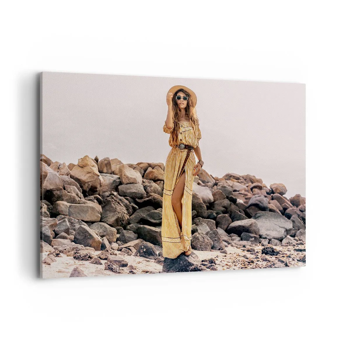 Impression sur toile - Image sur toile - Une femme au style bohème sur fond de plage rocheuse - 120x80cm - La magie des pierres - Décoration murale moderne pour le salon et la chambre ARTTOR