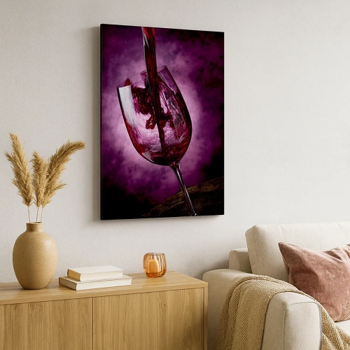 Impression sur toile - Image sur toile - Du vin rouge versé dans un verre sur fond de fumée violette - 50x70cm - Écarlate? Carmin? Non, rubis. - Décoration murale moderne pour le salon et la chambre ARTTOR