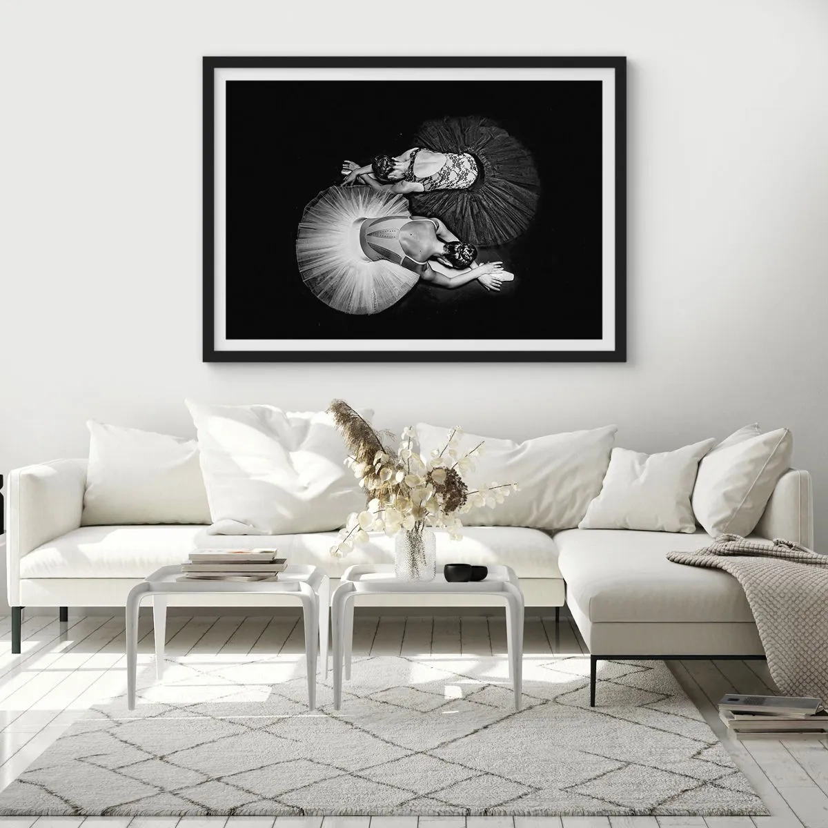 Affiche dans un cadre noir - Poster - Une image en noir et blanc de deux ballerines dans une pose dynamique. - 70x50cm - Jin et jang – équilibre idéal - Décoration murale moderne pour le salon et la chambre ARTTOR